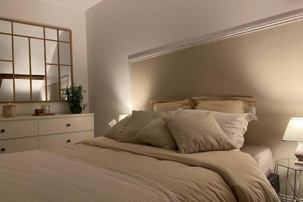 Ferienwohnung Un Petit Coin Sous Les Toits Épernay Exterior foto