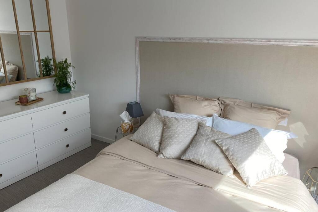 Ferienwohnung Un Petit Coin Sous Les Toits Épernay Exterior foto